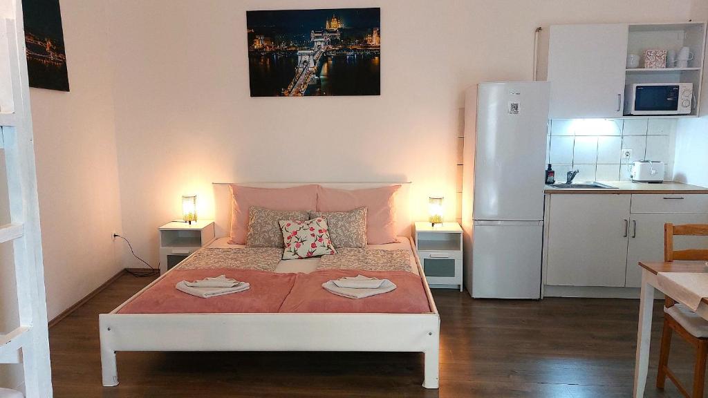 Kuchyň nebo kuchyňský kout v ubytování GoodMo Budapest Smart Rooms