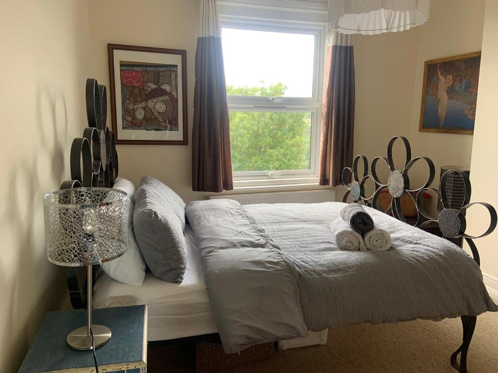 ein Schlafzimmer mit einem Bett mit zwei Stofftieren darauf in der Unterkunft Charming1 bed flat in Hastings