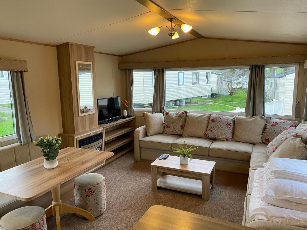 TV a/nebo společenská místnost v ubytování Cornish Caravan Escapes