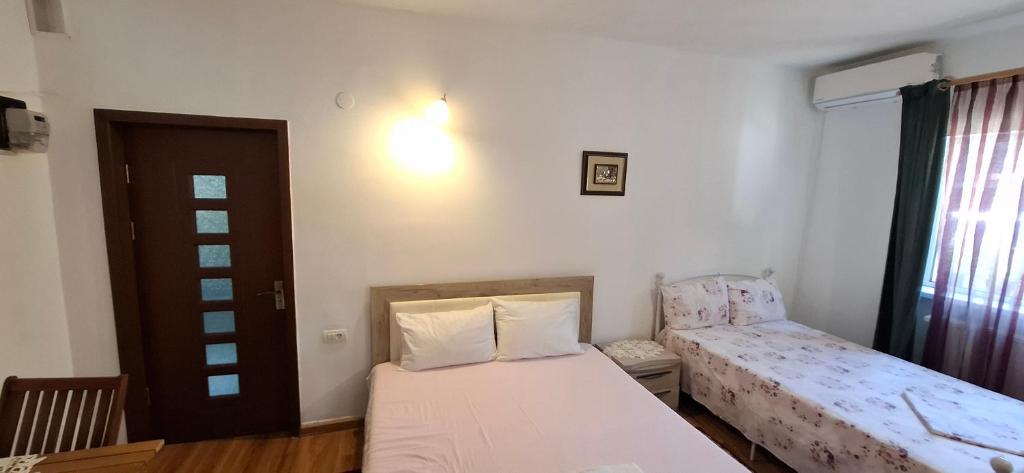 Postel nebo postele na pokoji v ubytování Cazare la mare vila Constanta