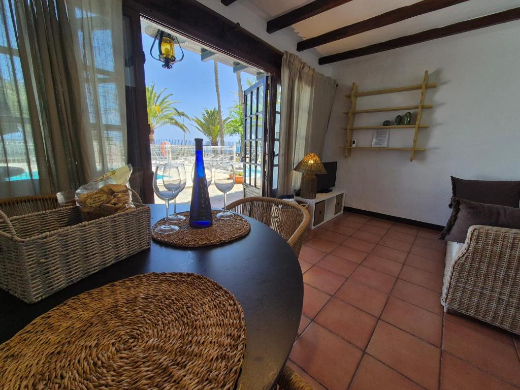 ein Esszimmer mit einem Tisch und Stühlen sowie Meerblick in der Unterkunft 8i Ocean Front Playa 4 in San Bartolomé de Tirajana