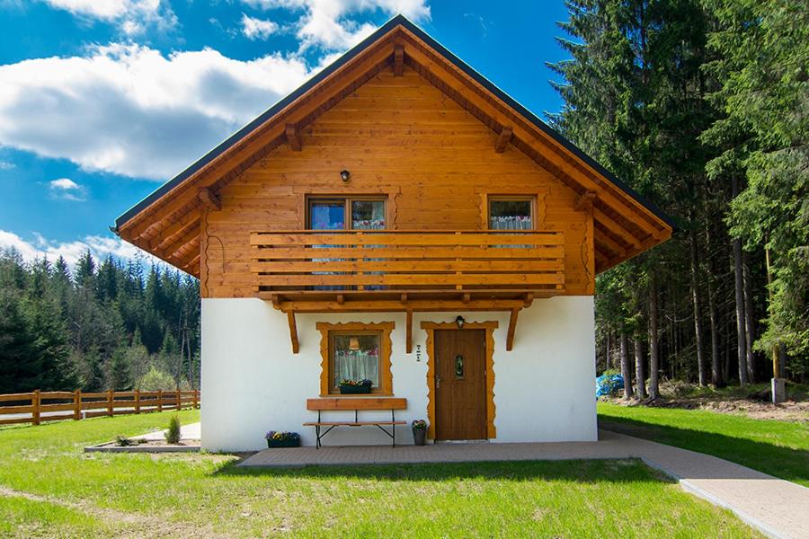 ein kleines Haus mit Holzdach in der Unterkunft Alpejska Wioska in Istebna
