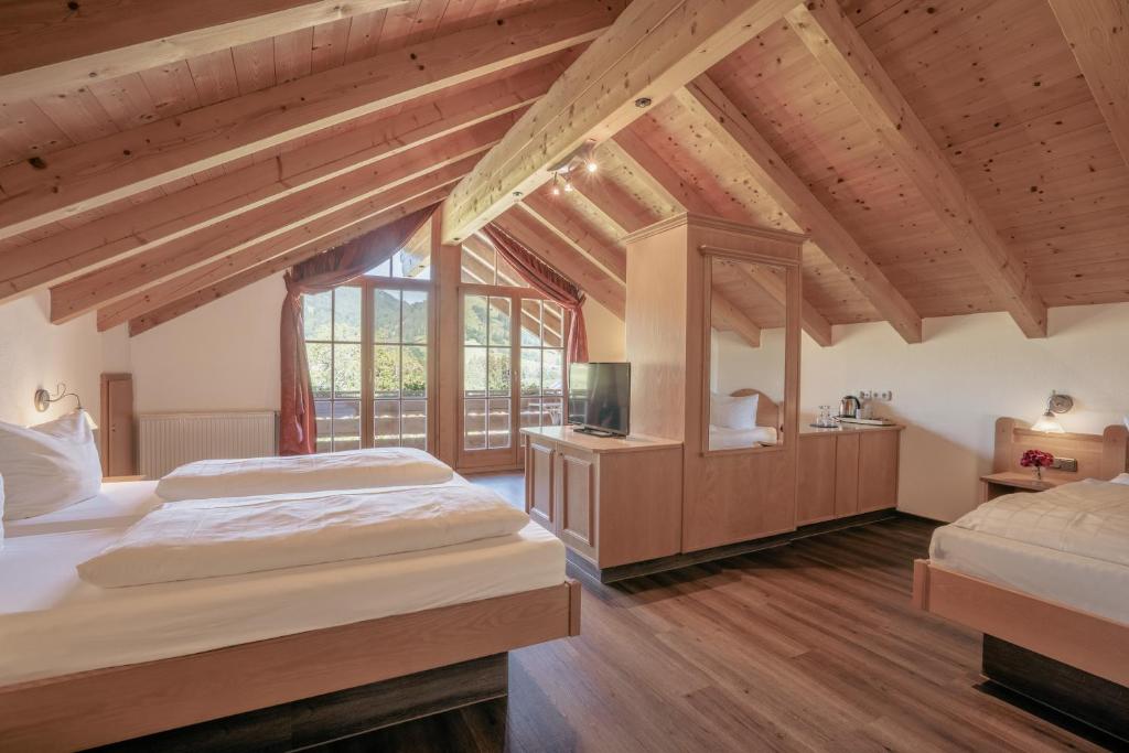 Postel nebo postele na pokoji v ubytování Hotel garni Oberdorfer Stuben