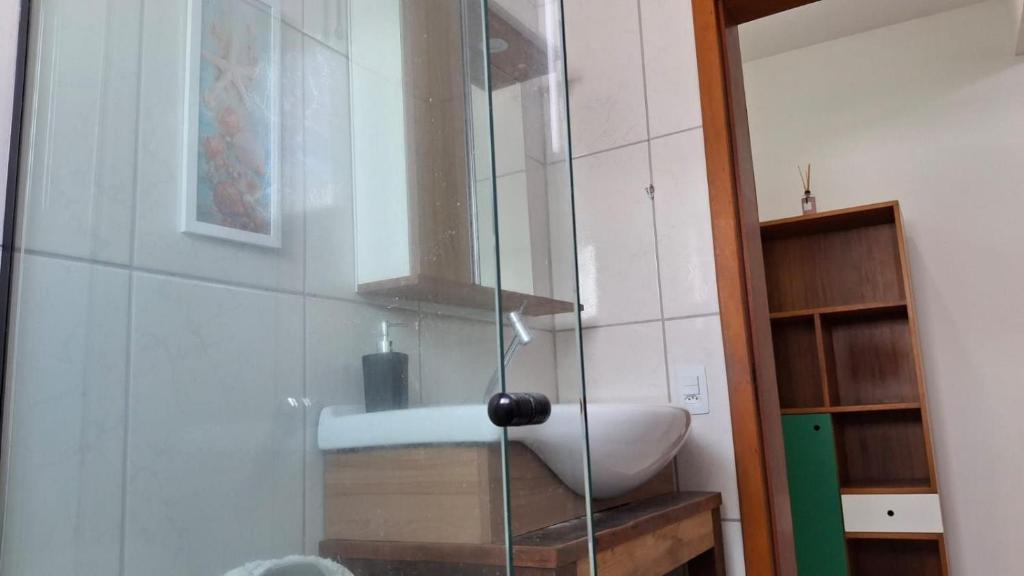Ένα μπάνιο στο Apartamento p/ ir caminhando ao Parque Beto Carrer