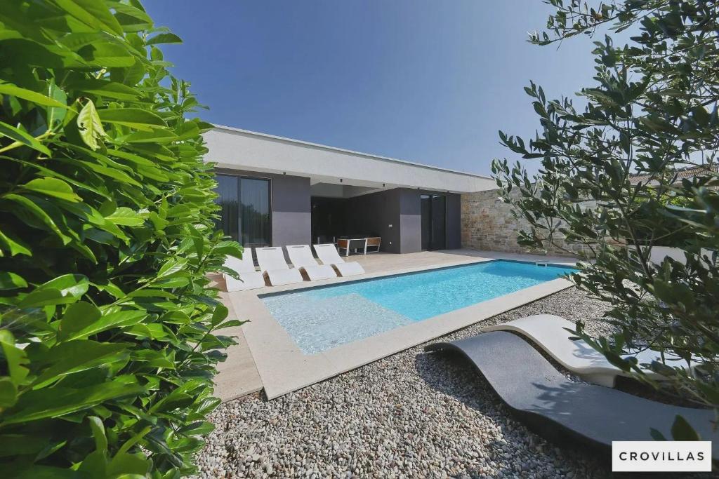 una piscina nel cortile di una casa di Beautiful Villa In Kraj With Outdoor Swimming Pool And Wifi a Kraj