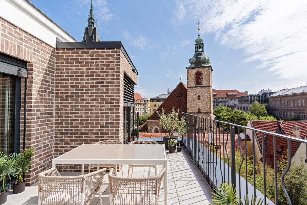 Turnkey I Henry's Tower Apartments - 9