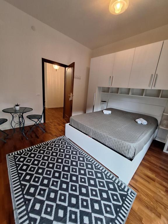 Un dormitorio con una cama y una mesa en una habitación. en B10 Boutique Stay, en Imola