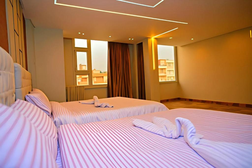 Postel nebo postele na pokoji v ubytování PYRAMIDS & SPHiNX ENIGMA HOTEL