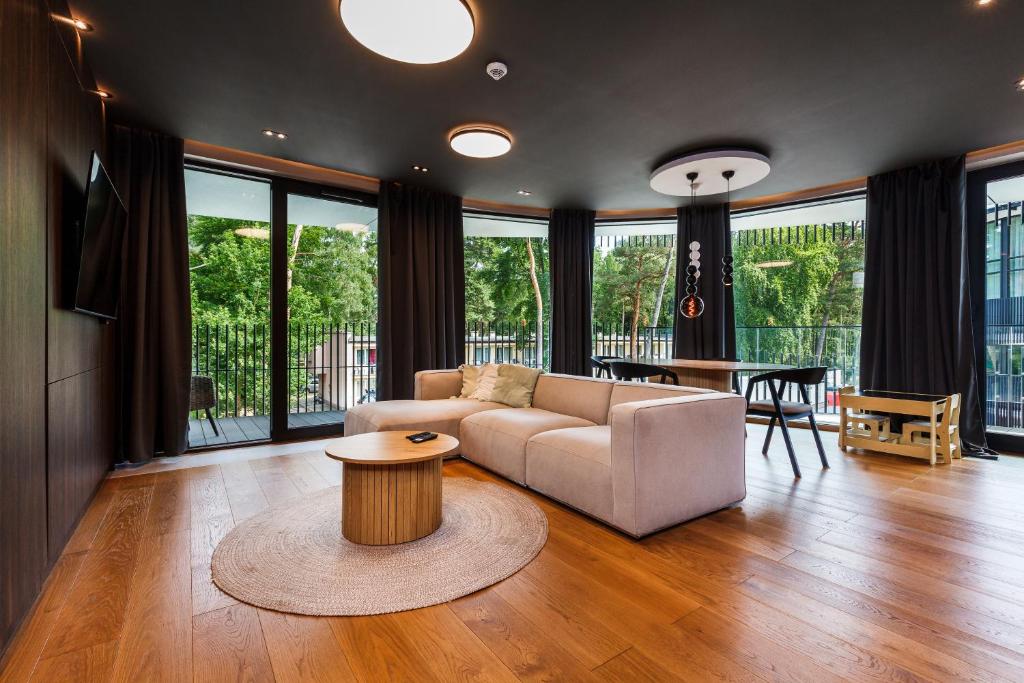 un soggiorno con un divano e un tavolo di Stegna Deluxe Amber Apartments a Stegna