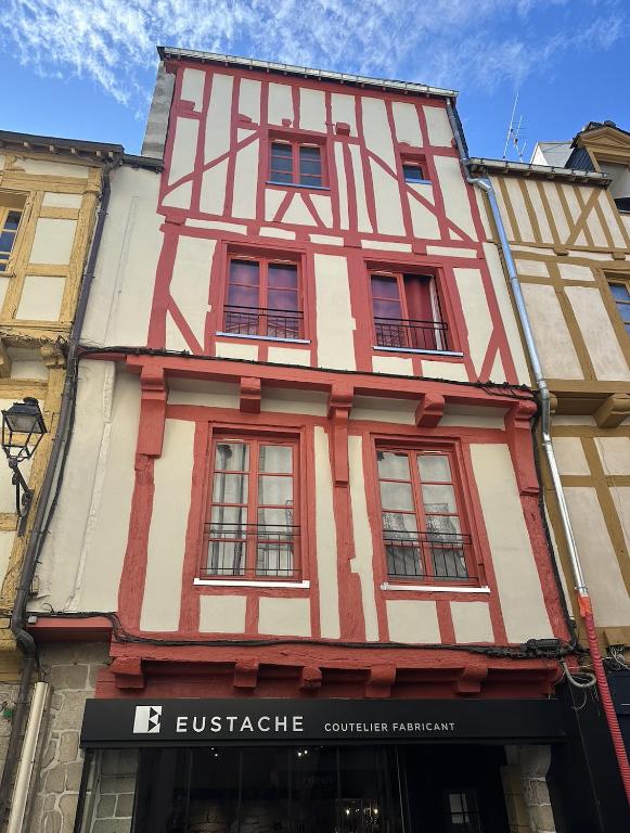 - un bâtiment rouge et blanc avec fenêtres dans l'établissement Studio de charme au coeur de Vannes - 3 pers, à Vannes