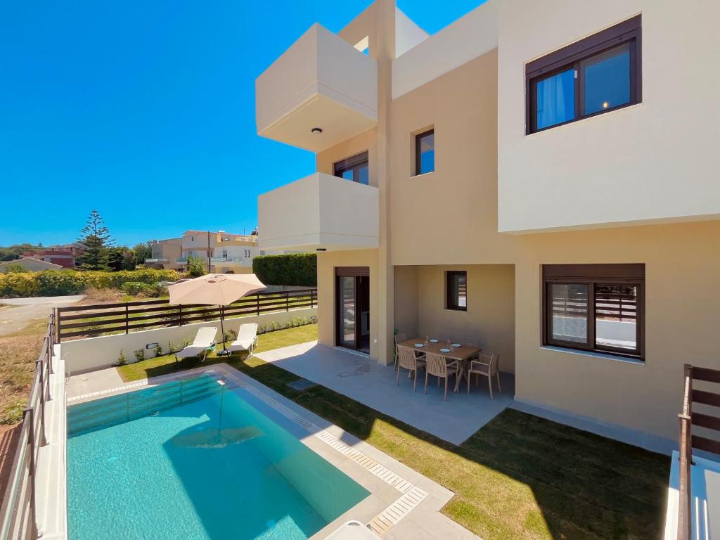 una villa con piscina y una casa en Villa Greige, en Ixia