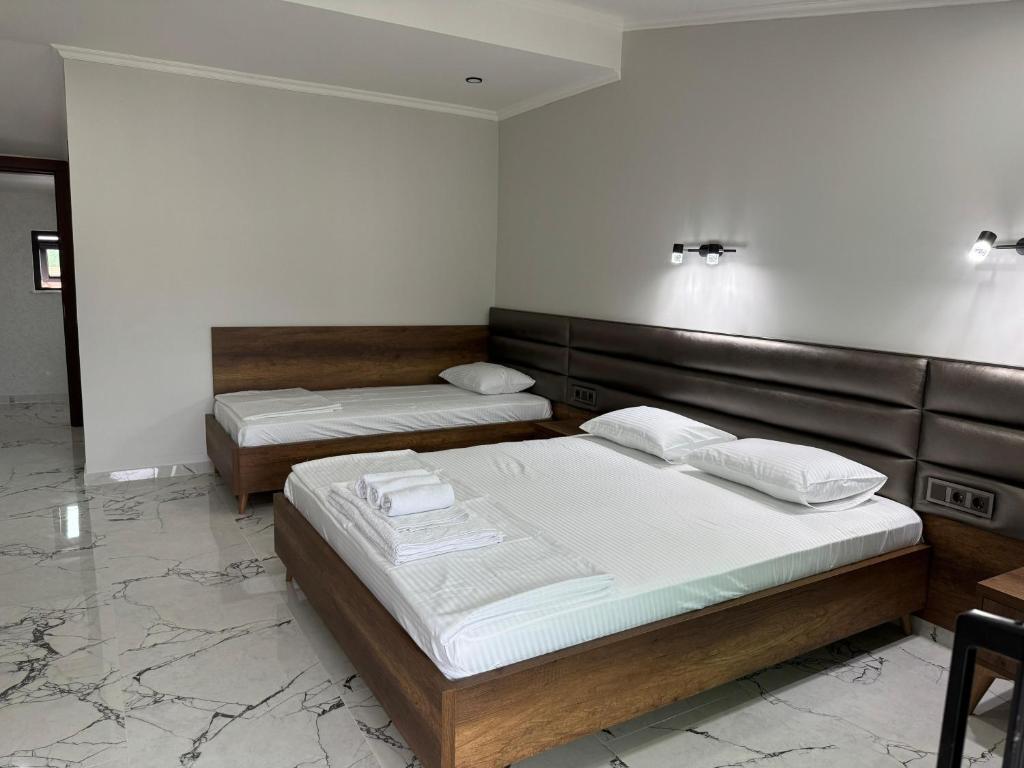 Postel nebo postele na pokoji v ubytování Magnetiti Hotel
