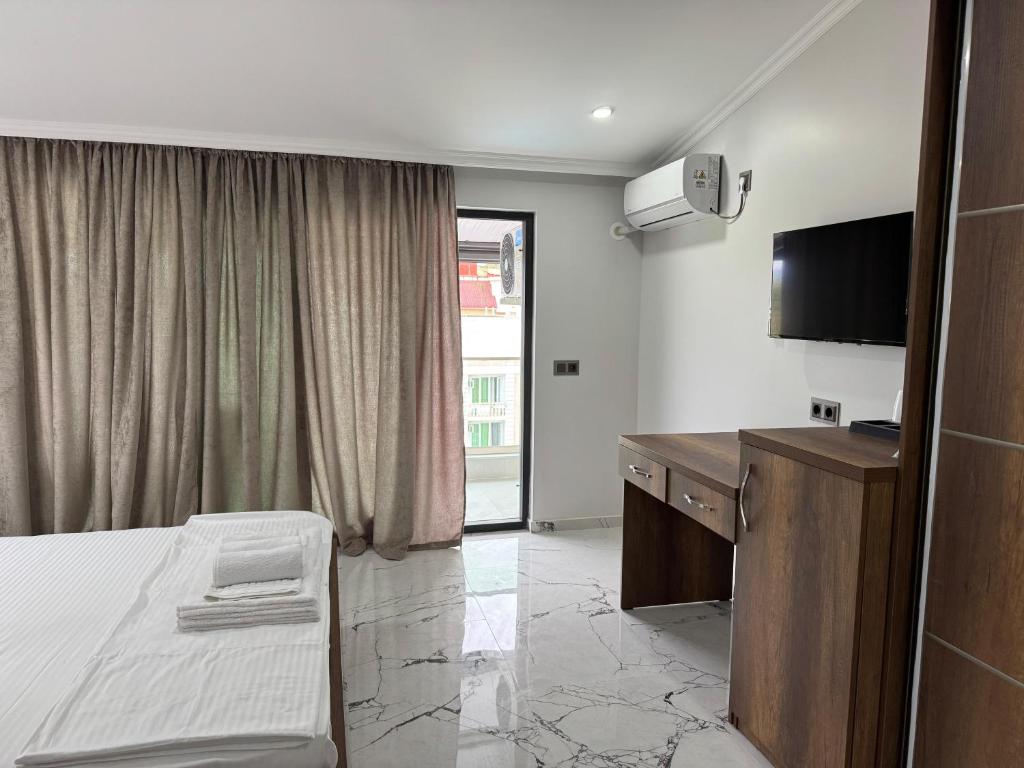 TV a/nebo společenská místnost v ubytování Magnetiti Hotel
