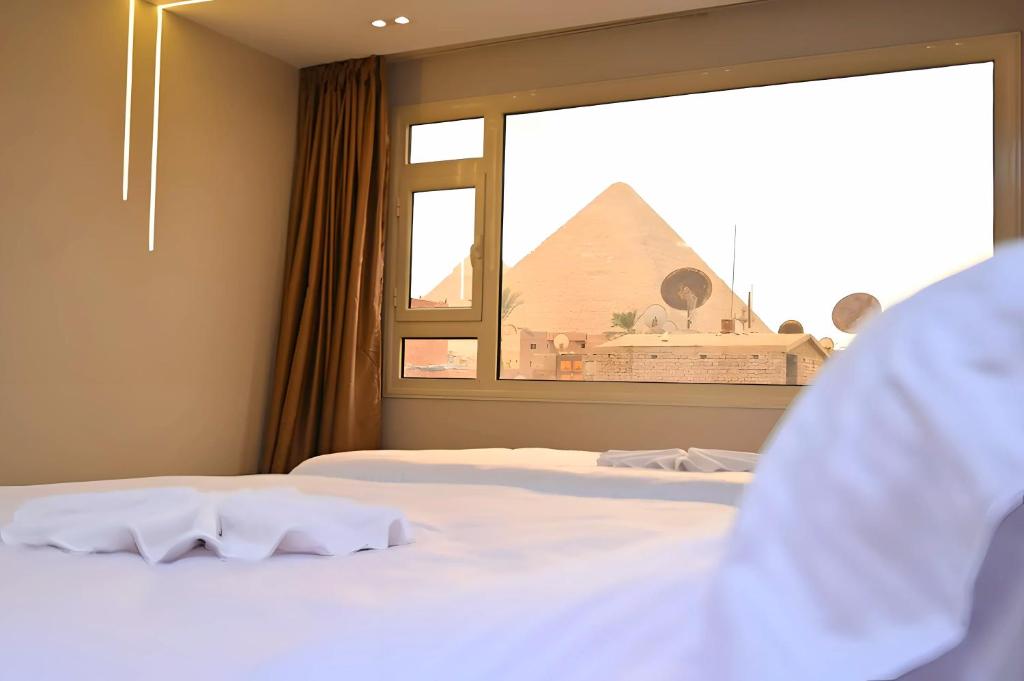 Postel nebo postele na pokoji v ubytování PYRAMIDS & SPHiNX ENIGMA HOTEL