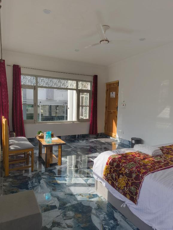Postel nebo postele na pokoji v ubytování Abaad Heritage Inn