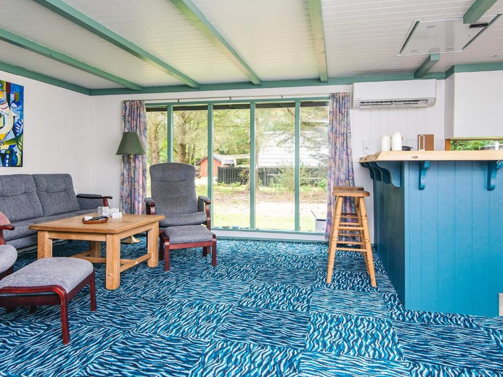 Posezení v ubytování 6 person holiday home in Vemb
