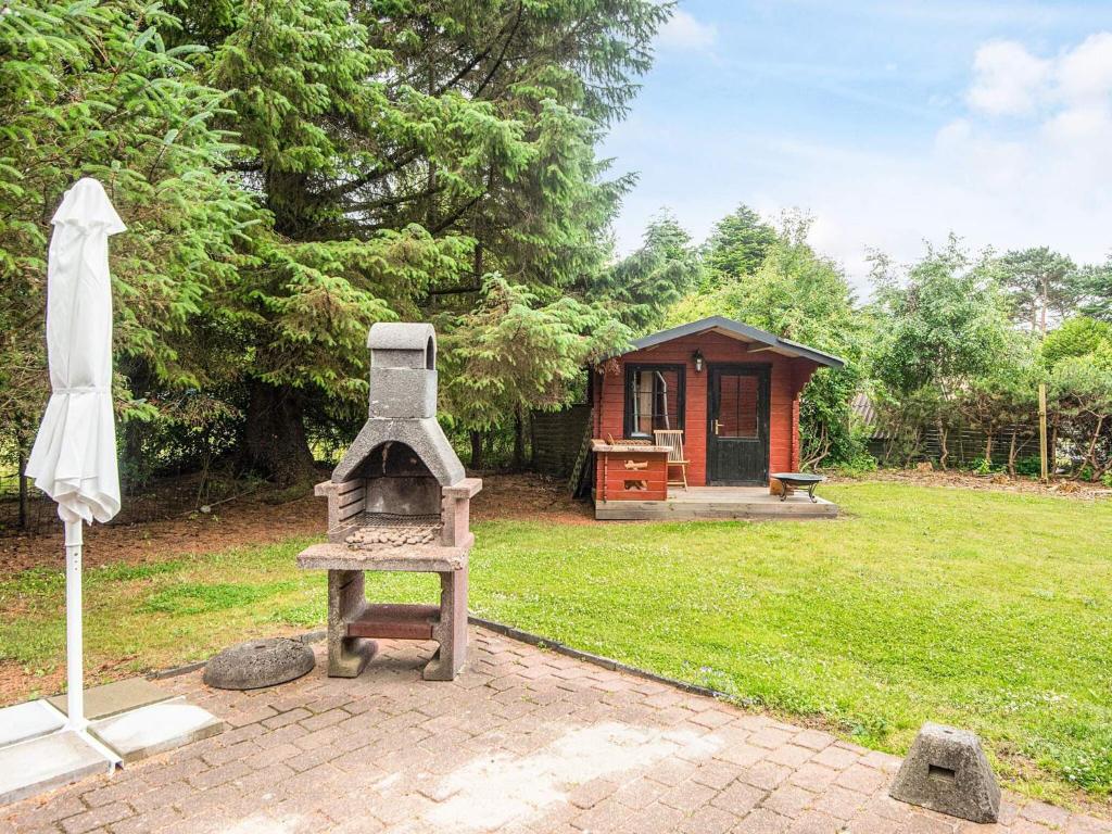 Zahrada ubytování 6 person holiday home in Vemb