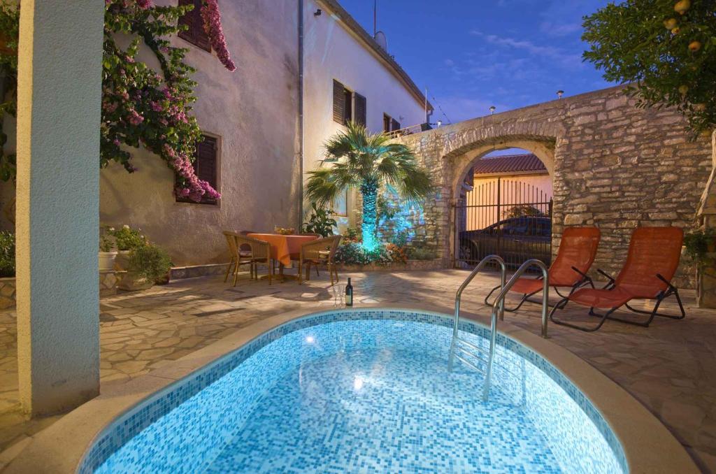 a house with a swimming pool in a yard at Apartments in Medulin - Istrien 9360 in Medulin