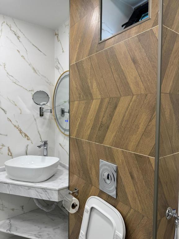 Koupelna v ubytování Magnetiti Hotel