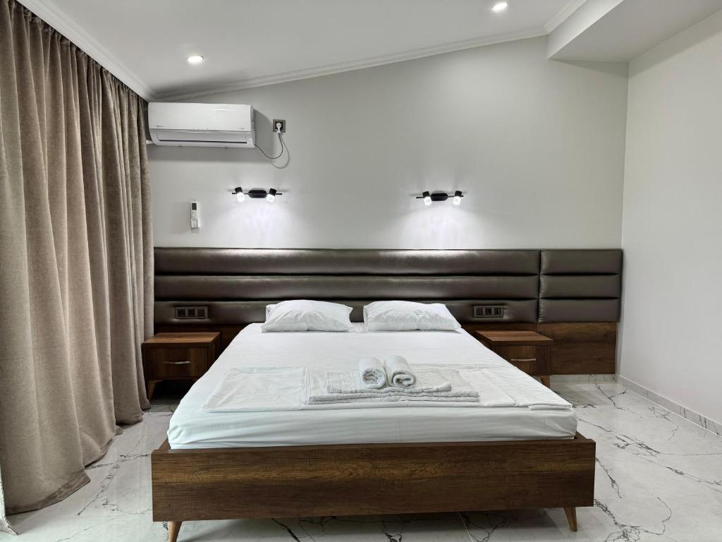 Postel nebo postele na pokoji v ubytování Magnetiti Hotel