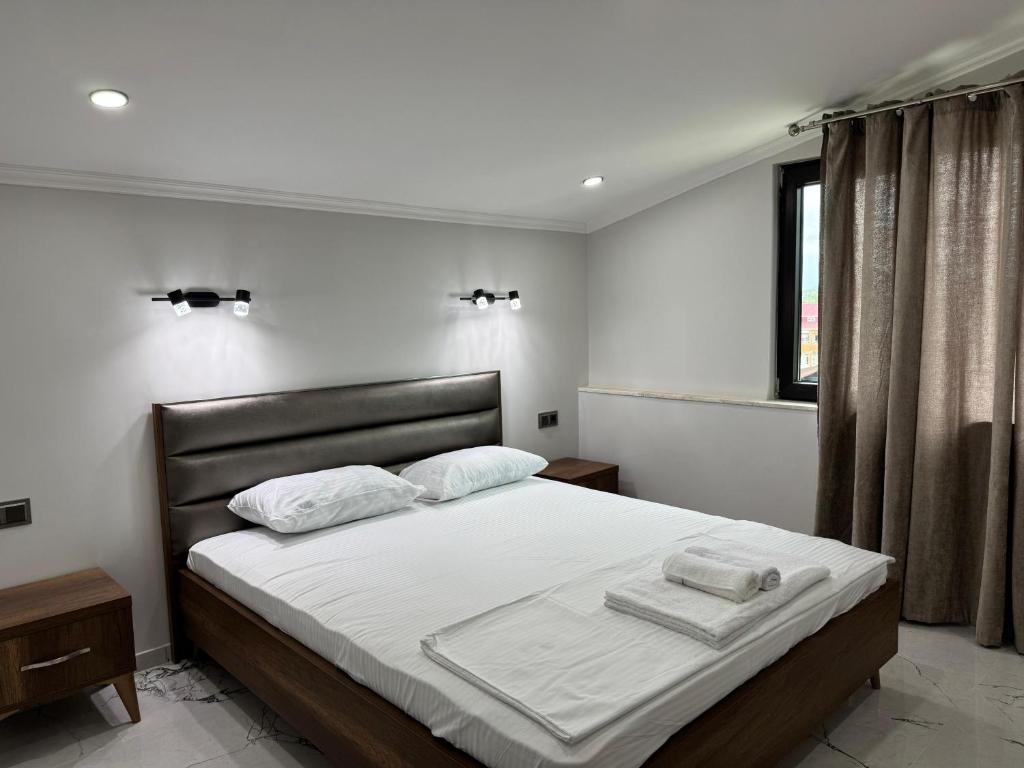 Postel nebo postele na pokoji v ubytování Magnetiti Hotel