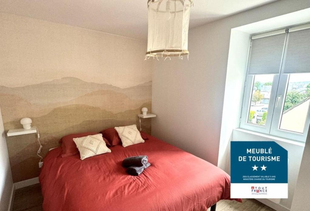 - une chambre dotée d'un lit rouge avec un panneau dans l'établissement Suite Ar Menez Du, à Châteauneuf-du-Faou