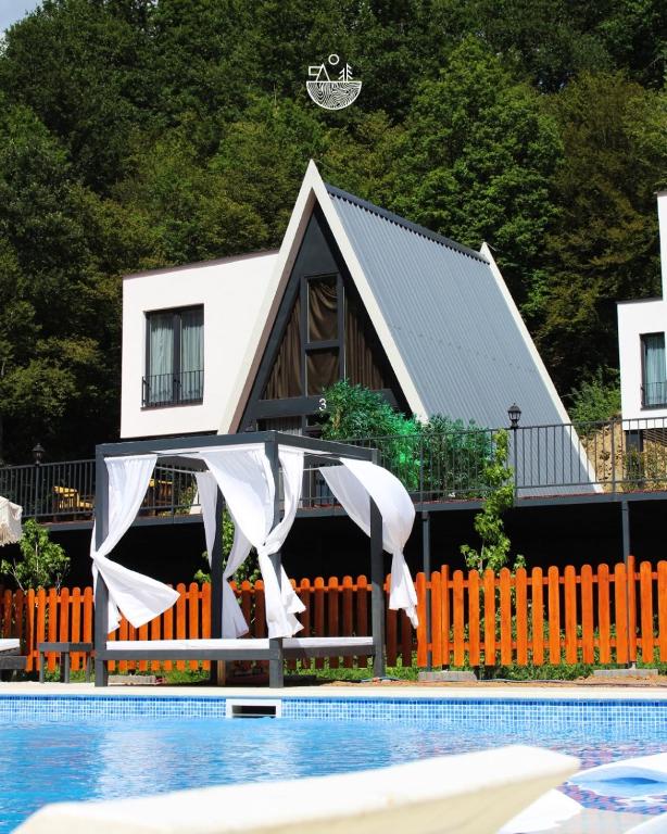 Bazén v ubytování Dua Village nebo v jeho okolí