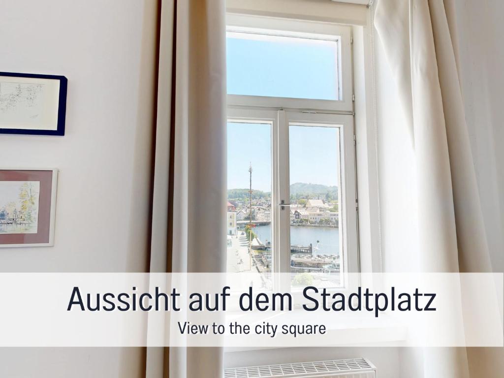 a view to the city from a window in a room at Salzkammergut Homes Gmunden - Suite Marie Antoinette, Blick auf den Stadtplatz, Traunseeblick - ideal für Paare und Kulturinteressierte in Gmunden