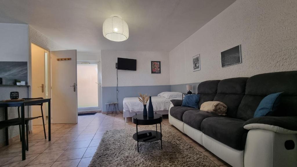un salon avec un canapé et une table dans l'établissement T2 centre rénové 36 m2 confort !, à Charleville-Mézières