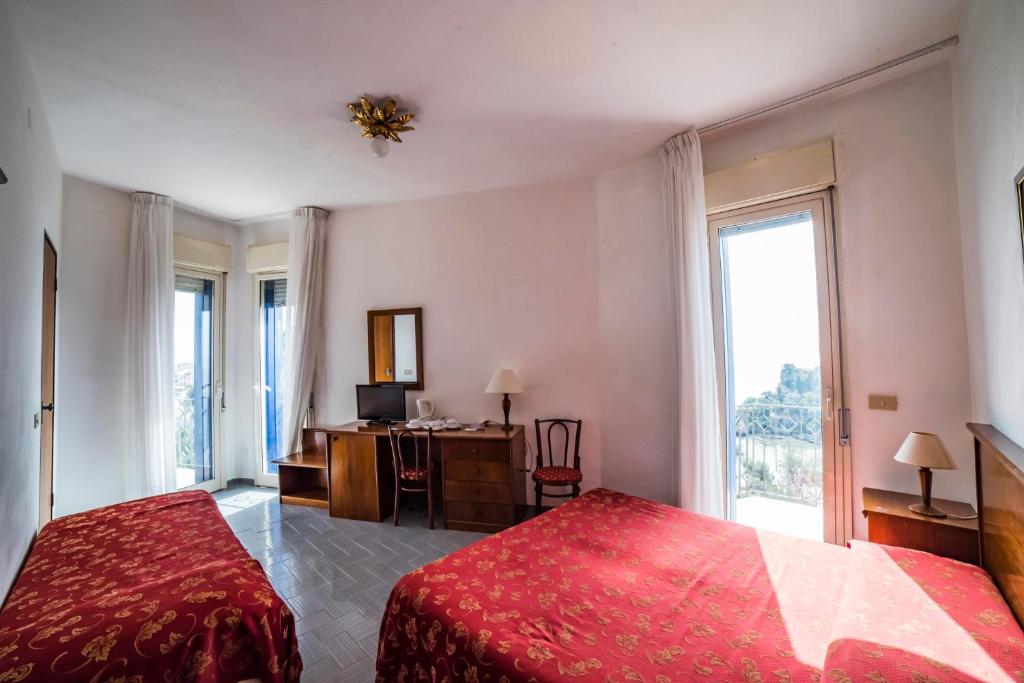 Postel nebo postele na pokoji v ubytování Hotel Isola Bella