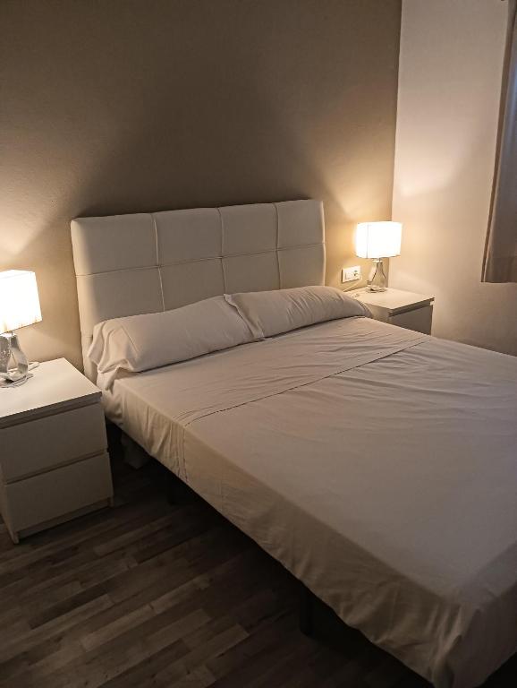 Un dormitorio con una cama grande con dos mesitas de noche. en Sweet Luxury Rooms, en Roma