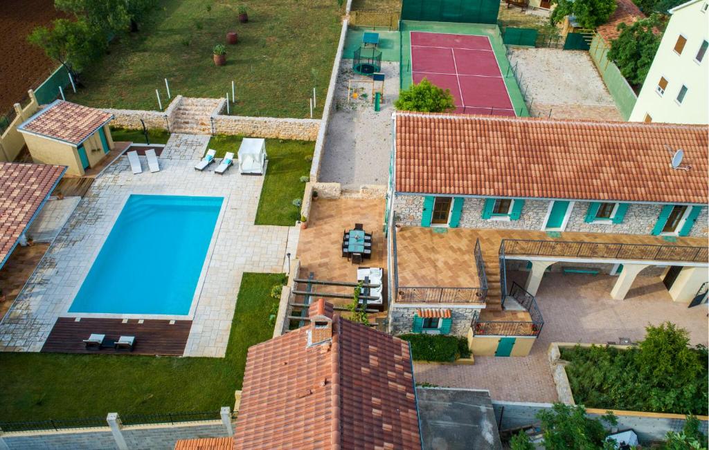 Πισίνα στο ή κοντά στο Cozy Home In Gornje Rastane With Sauna