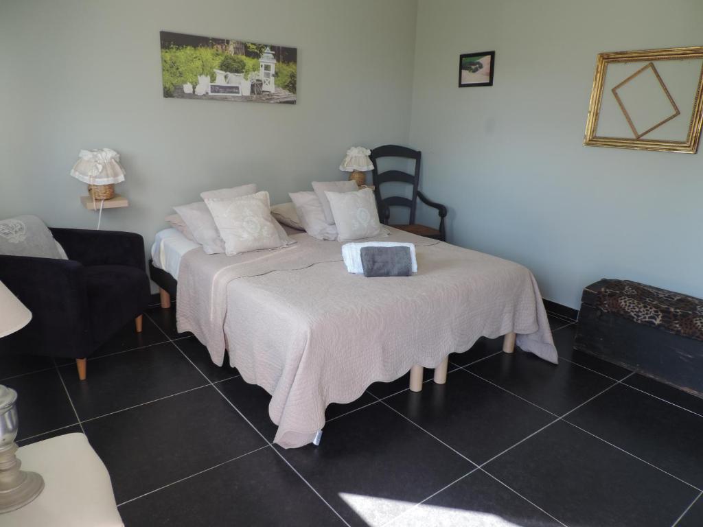 Giường trong phòng chung tại la ferme au bois dormant