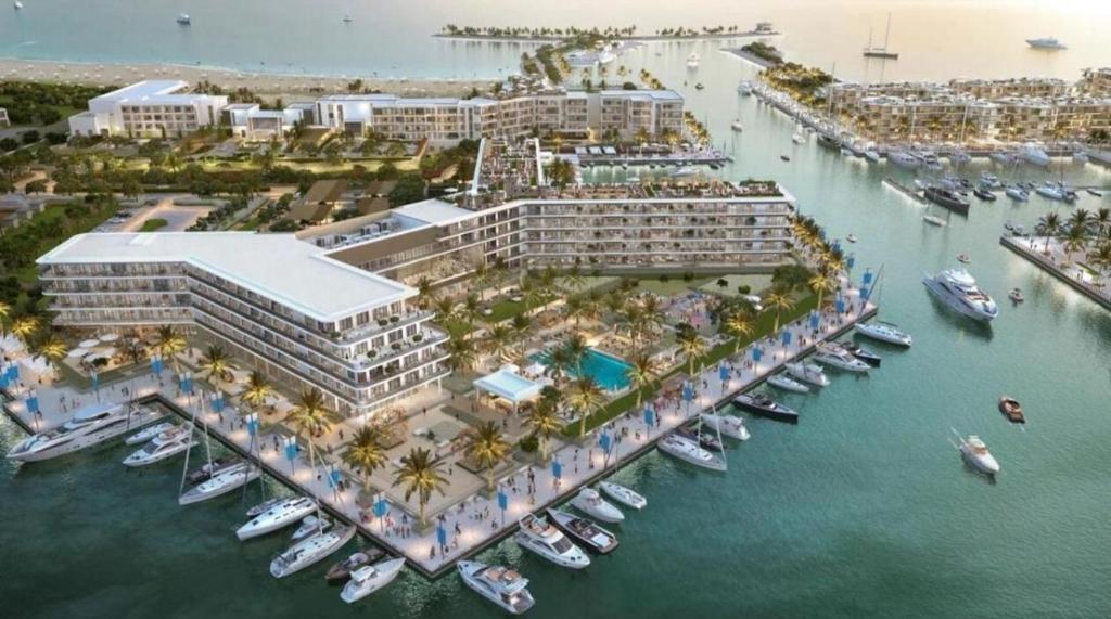 een luchtfoto van een resort met boten in het water bij Apartment at Vida Marina Marassi in El Alamein