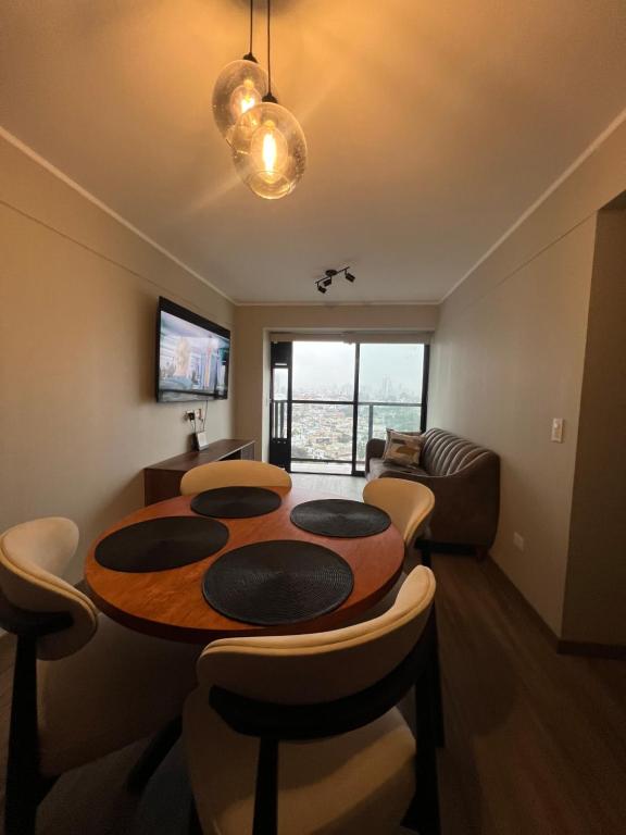 ein Esszimmer mit einem Tisch und einigen Stühlen in der Unterkunft Departamento en SAN ISIDRO in San Antonio