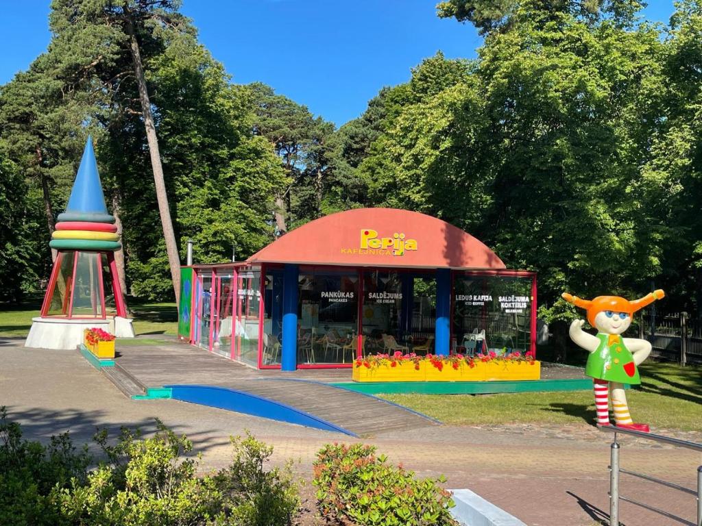 een kinderspeelplaats met een stuk speelgoed voor een speeltuin bij Elena in Ventspils