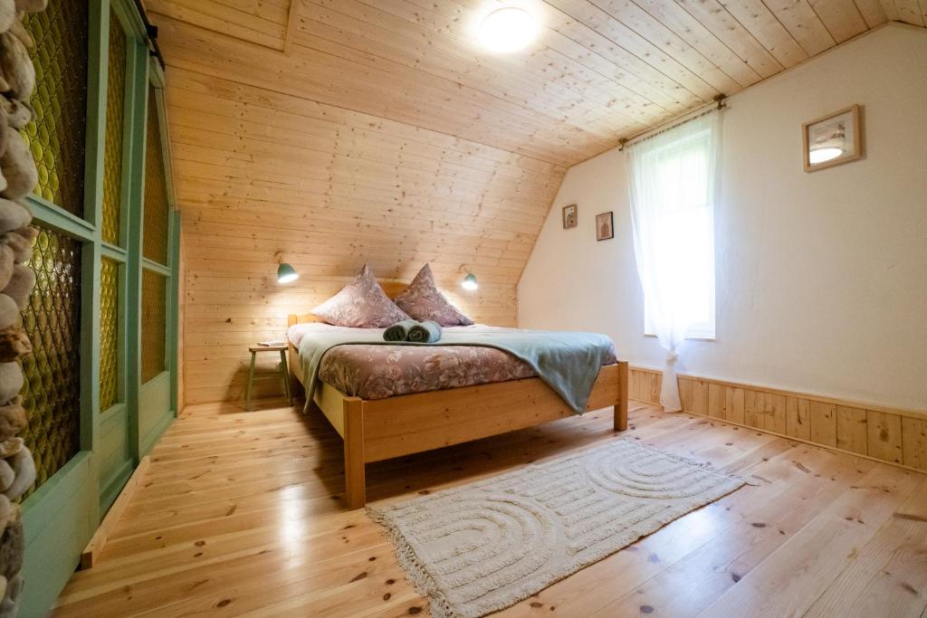 ein Schlafzimmer mit einem Bett in einem Zimmer mit einem Fenster in der Unterkunft Házikó Balatonalmádi in Balatonalmádi