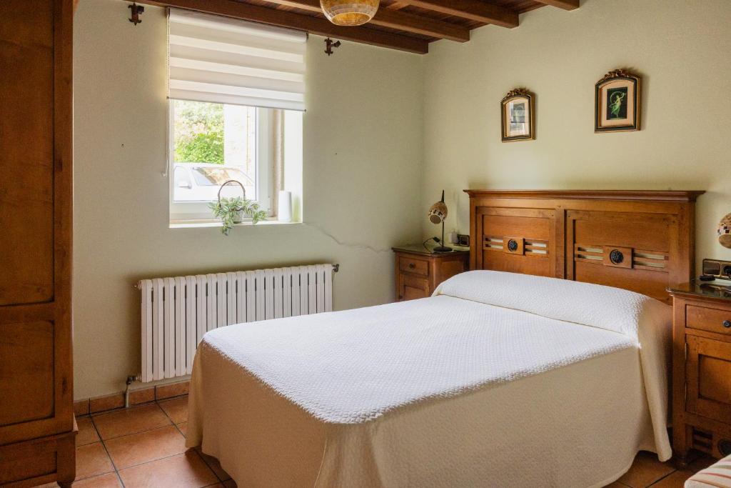 a bedroom with a white bed and a window at Casa LarSanAdrian 2 in Verdes