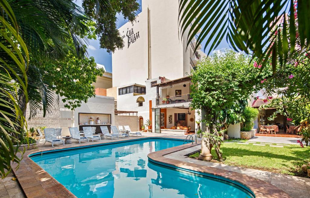 une piscine en face d'un bâtiment dans l'établissement Casa del Balam Merida, à Mérida