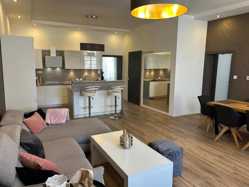 un soggiorno con divano e cucina di Luxusní apartmán v centru Jihlavy a Jihlava
