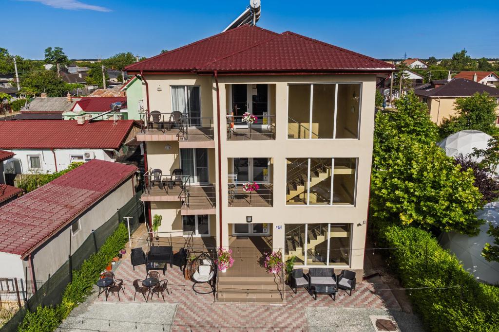 eine Luftansicht eines Hauses mit Balkon in der Unterkunft Vila Bella 2M in Costinești