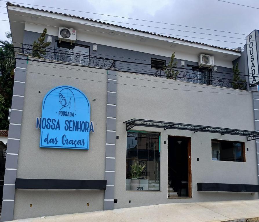 ein Gebäude mit einem Schild für ein Restaurant in der Unterkunft Pousada Nossa Senhora das Graças in Cachoeira Paulista