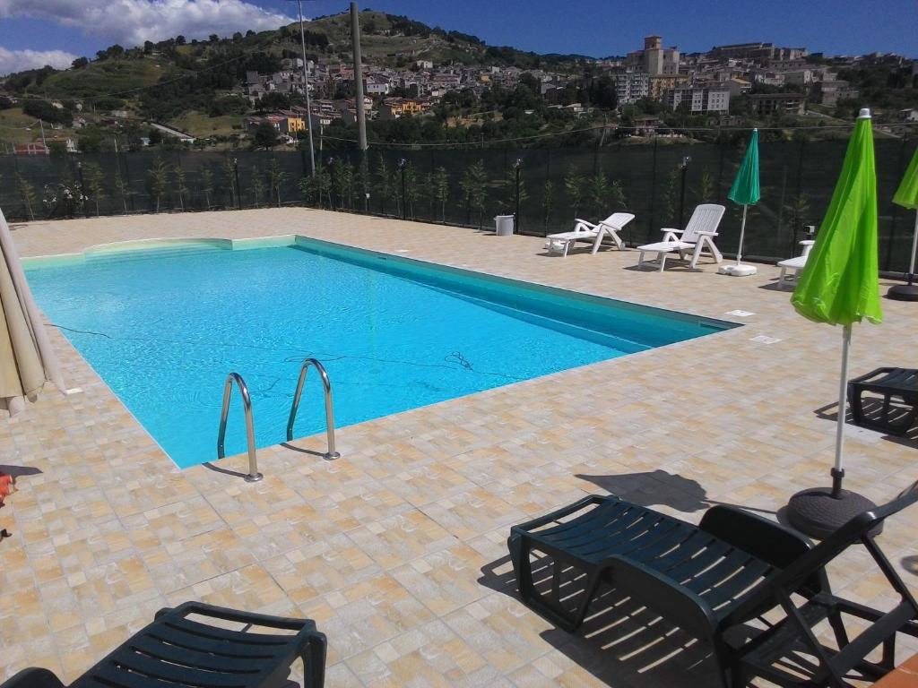 einen Pool mit 2 Stühlen und einem Tisch in der Unterkunft Il Noce Antico in Bisacquino