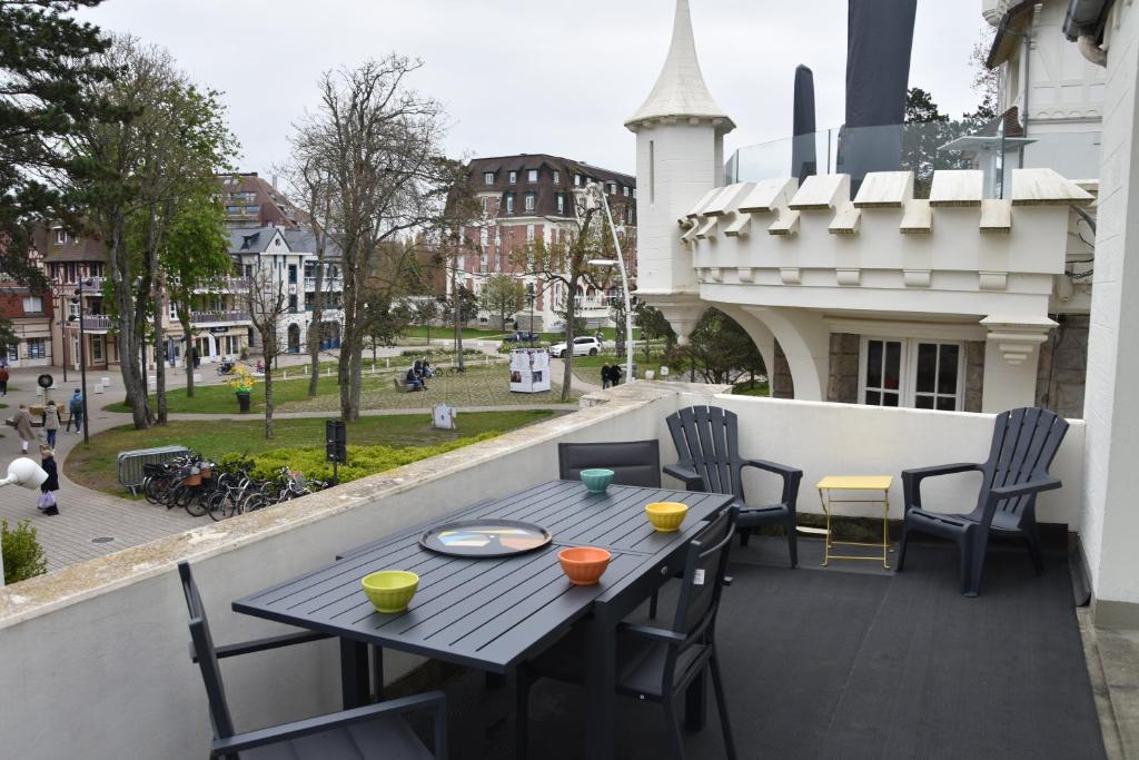 a table on the balcony of a building at Duplex 90 m2, Le Touquet, quartier Westminster 3 chambres, 6 couchages, 1 parking, Location à la semaine en juillet, août et pendant les semaines de vacances scolaires de fin d'année, sinon 2 nuits minimum in Le Touquet-Paris-Plage