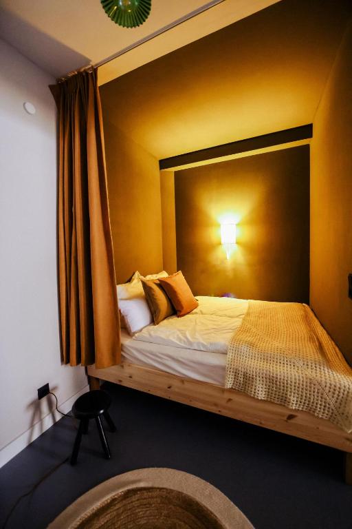a bedroom with a large bed in a room at stilvoll, gemütlich und ruhig - Bad Kösen - salt apartments in Naumburg