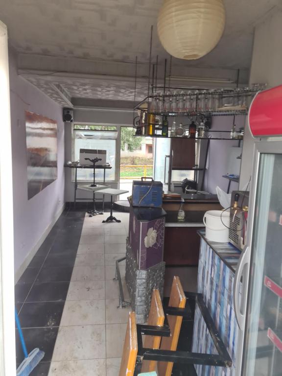 una camera con cucina e tavolo di Durmeo a Ripač