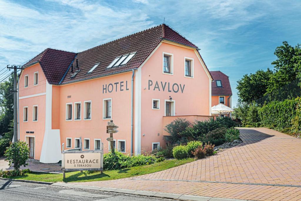 un grande edificio rosa con la scritta Hotel Playlay di Hotel Pavlov a Pavlov