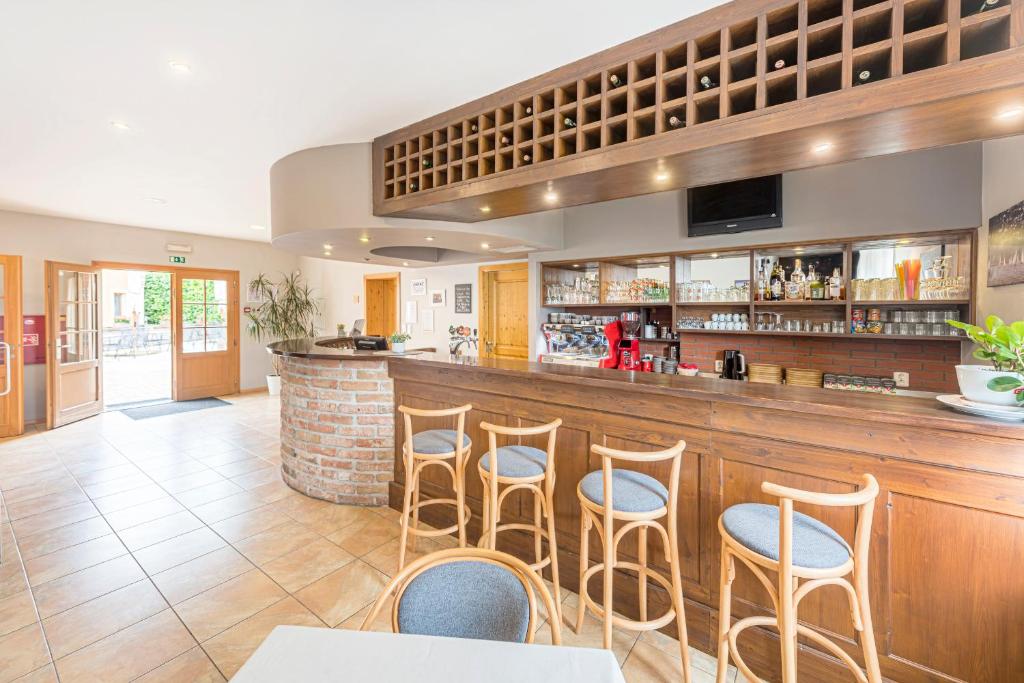 un bar in un ristorante con sgabelli di Hotel Pavlov a Pavlov