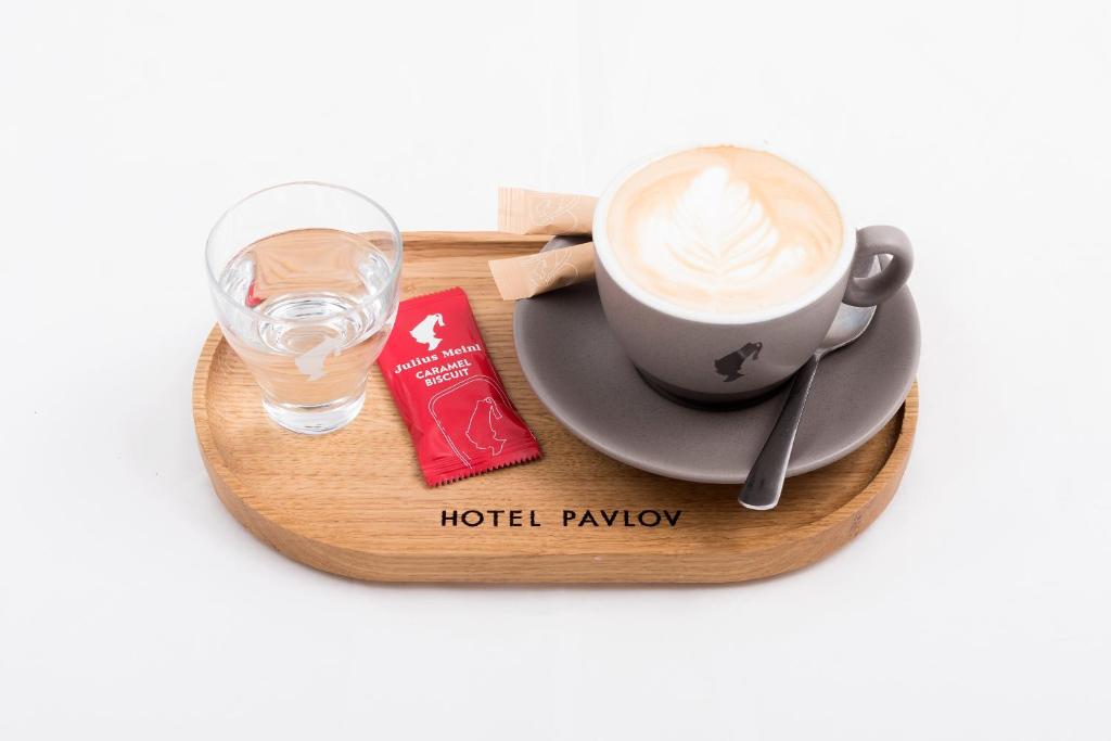 Set per la preparazione di tè e caffè presso Hotel Pavlov