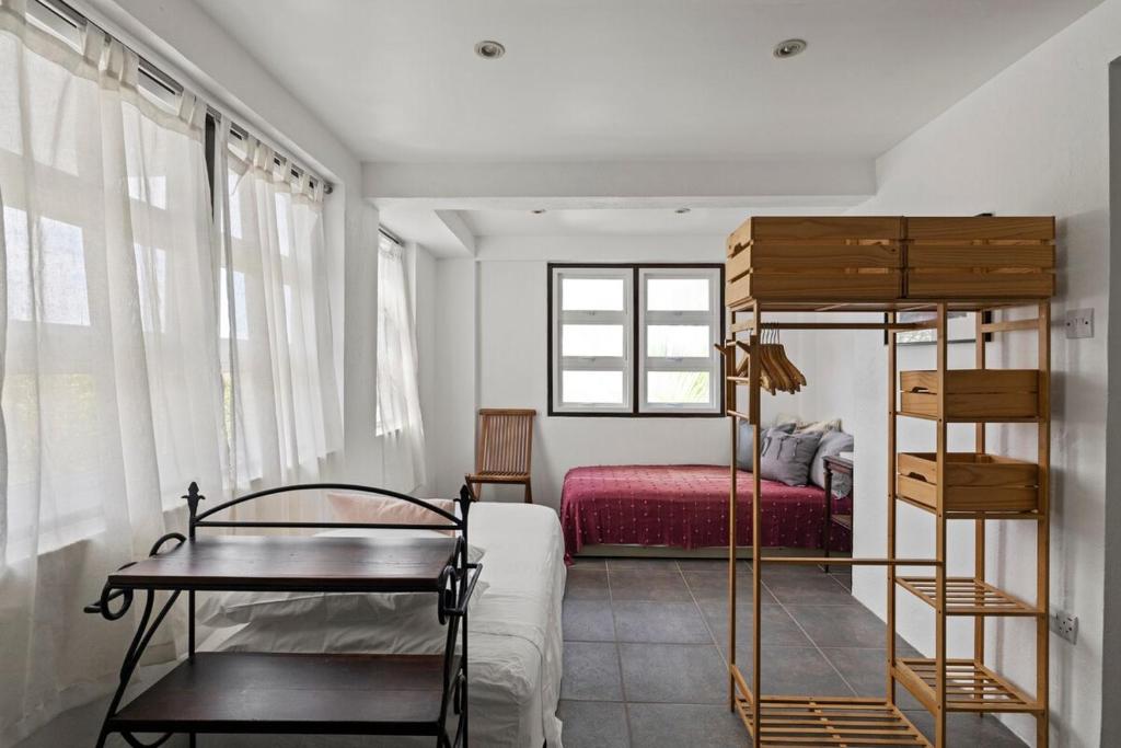 ein Schlafzimmer mit einem Etagenbett und einem Etagenbett in der Unterkunft Charming Private Cottage in Gated Estate in Belmont